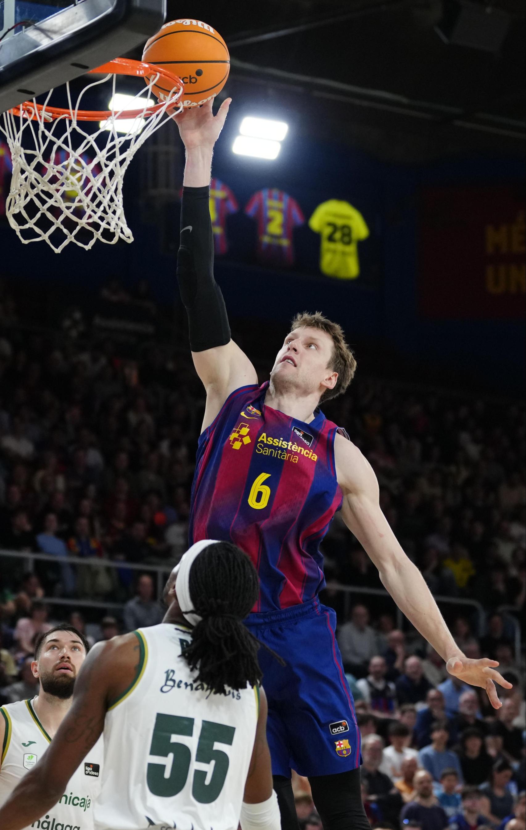 Jan Vesely esmaixa l'anella en el Barça de bàsquet-Unicaja de Màlaga