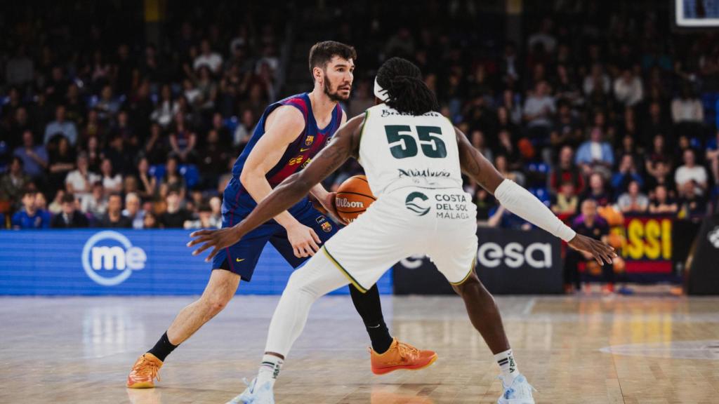 Darío Brizuela controla la pilota en el Barça de bàsquet-Unicaja