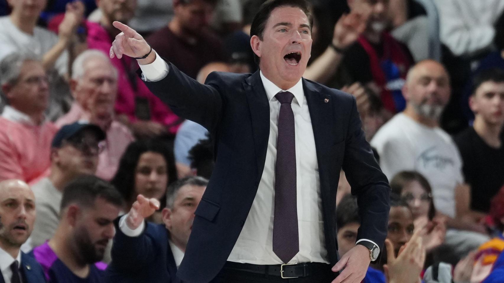 Xavi Pascual da instrucciones en el Barça de basket-Unicaja de Málaga