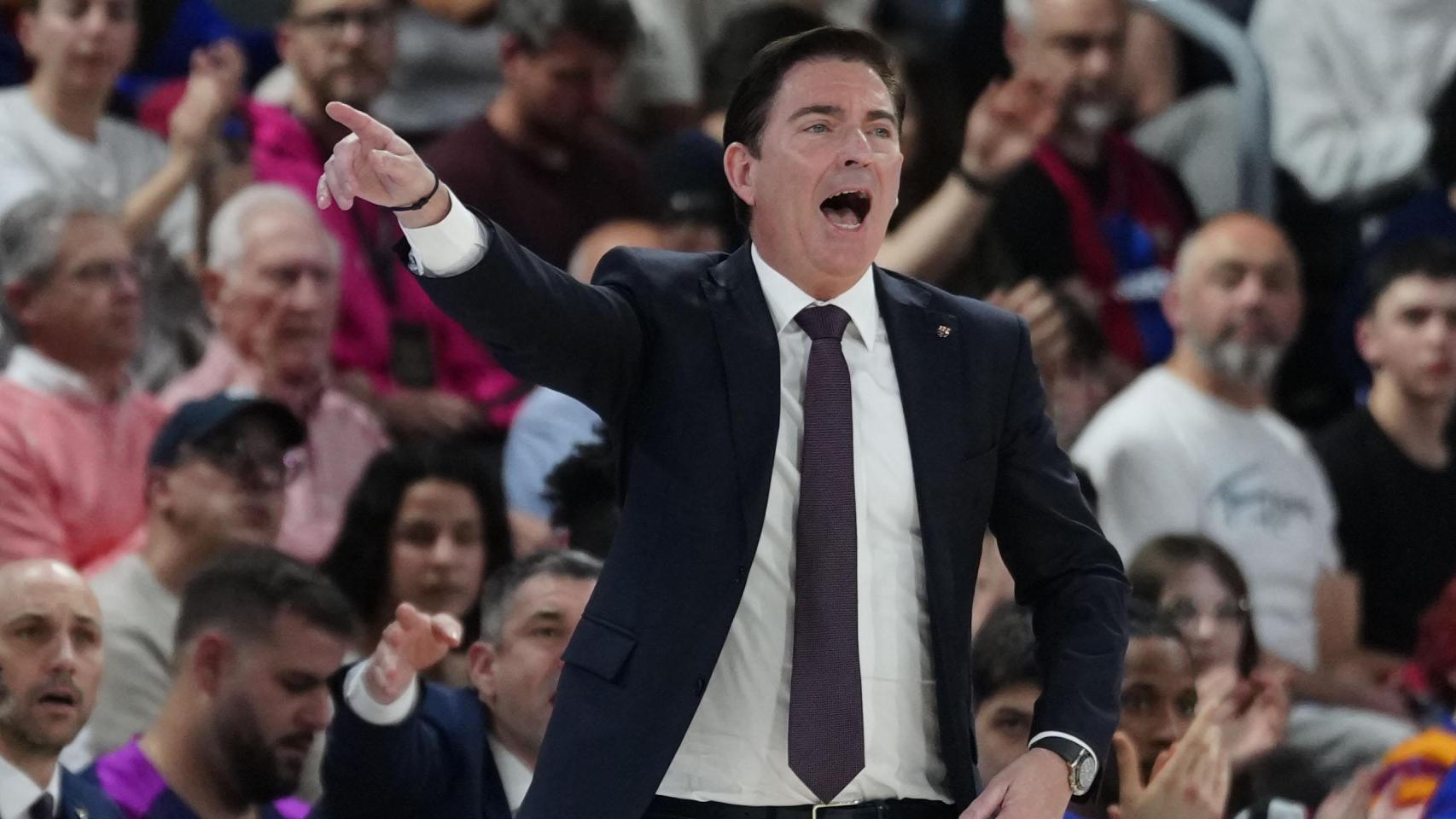 Xavi Pascual da instrucciones en el Barça de basket-Unicaja de Málaga