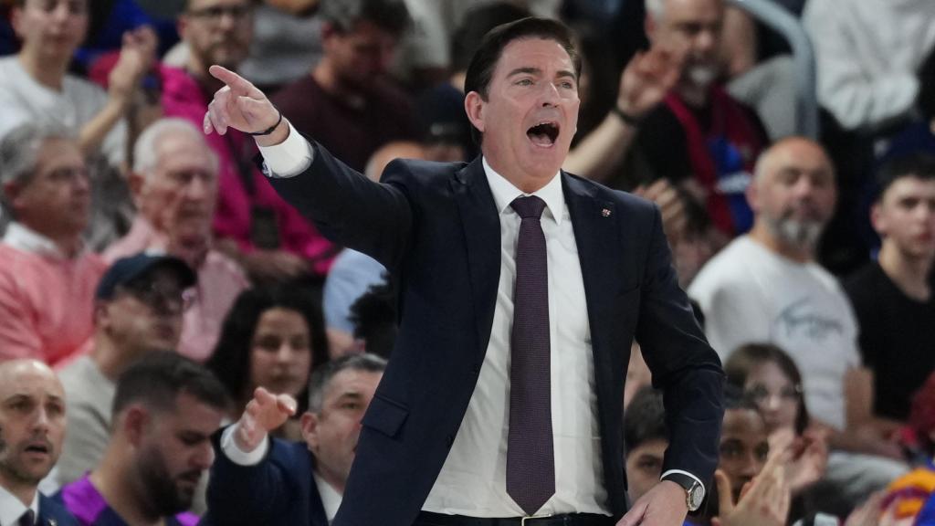 Xavi Pascual da instrucciones en el Barça de basket-Unicaja de Málaga