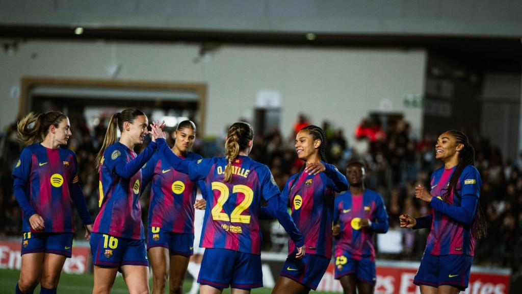 Les jugadores del Barça Femení feliciten Ona Batlle per un gol contra el Reial Madrid