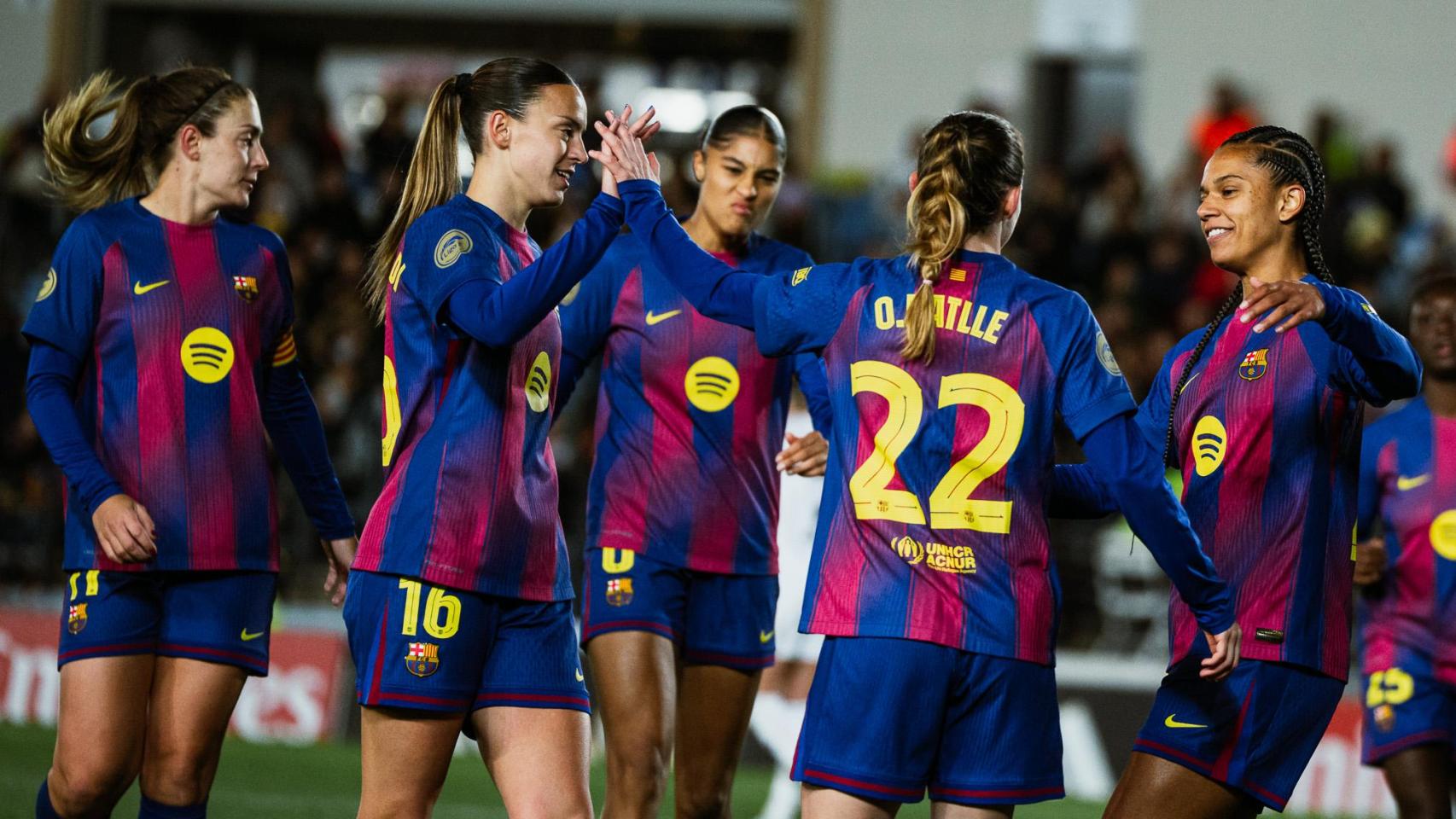 Las jugadoras del Barça Femenino felicitan a Ona Batlle por un gol contra el Real Madrid