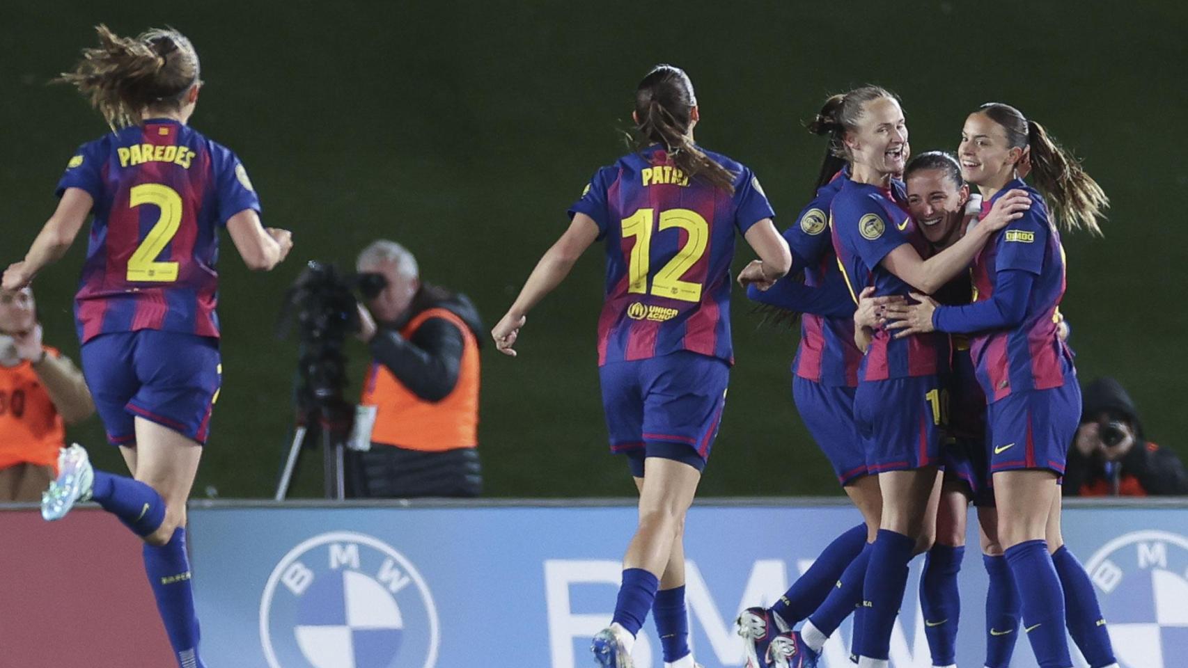 Ona Batlle, felicitada por sus compañeras tras marcar un gol en el Barça Femenino-Real Madrid