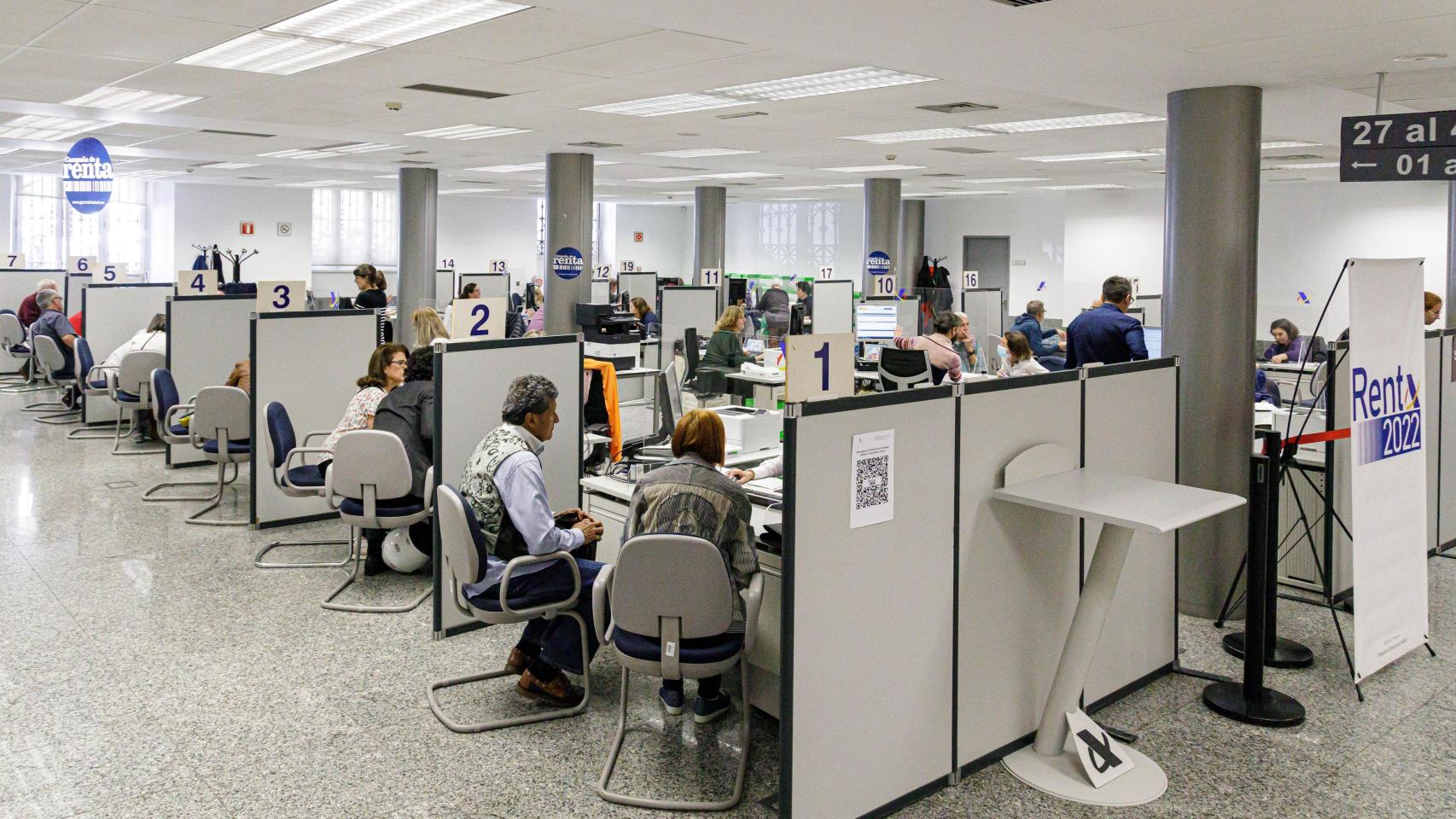 Varias personas son atendidas en una oficina de la Agencia Tributaria - Imagen de Archivo