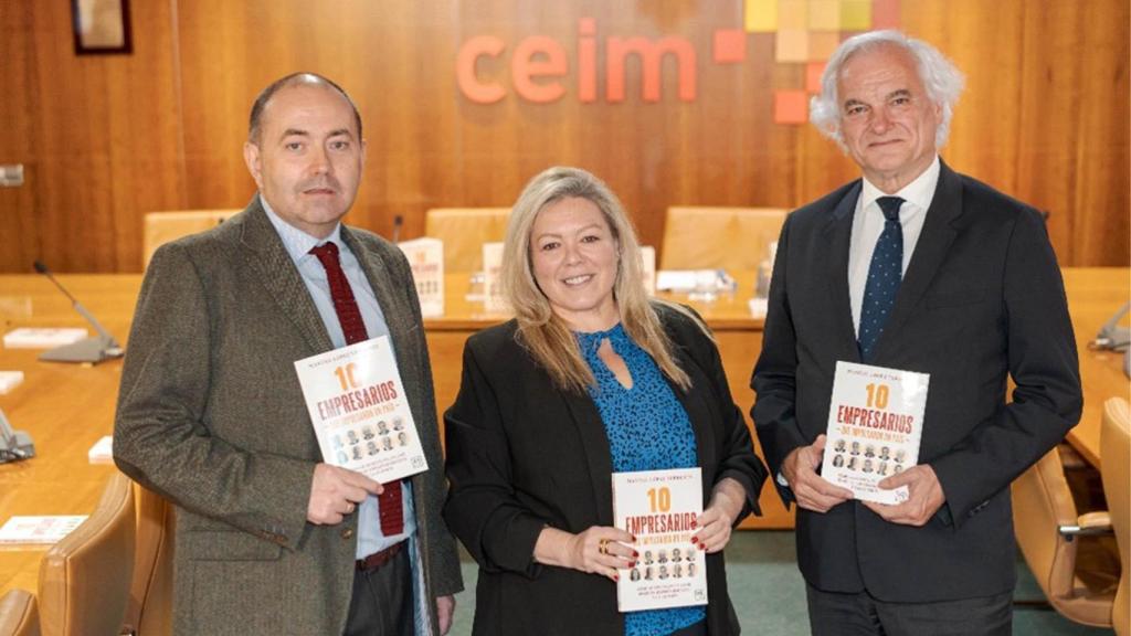 De izq. a dcha., Manuel López Torrents, autor de la obra; Laura Madrigal, Editorial Manager de LID Editorial; y Miguel Garrido, presidente de CEIM