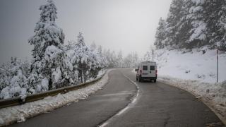Imagen del ascenso al puerto de Collada, afectado por el temporal de nieve en la provincia de Girona / EP
