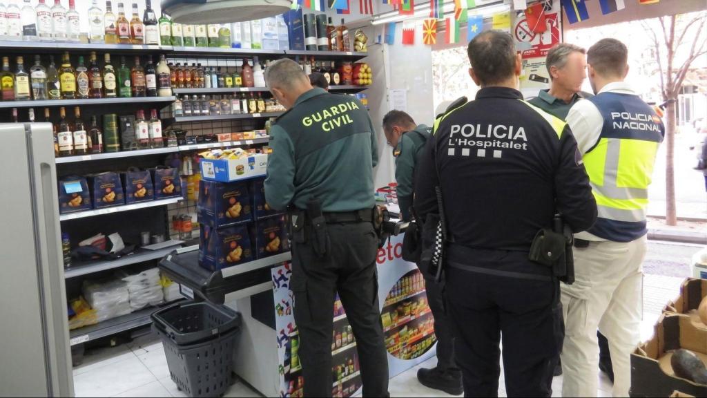 Agentes de policía durante la inspección de un supermercado en l'Hospitalet de Llobregat