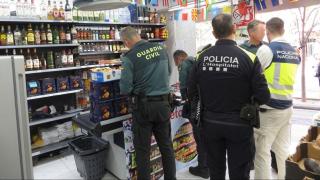 Agentes de policía durante la inspección de un supermercado en l'Hospitalet de Llobregat