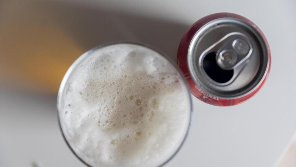Un vaso y una lata de cerveza