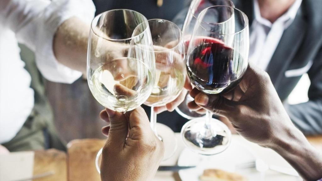 Un brindis con vino