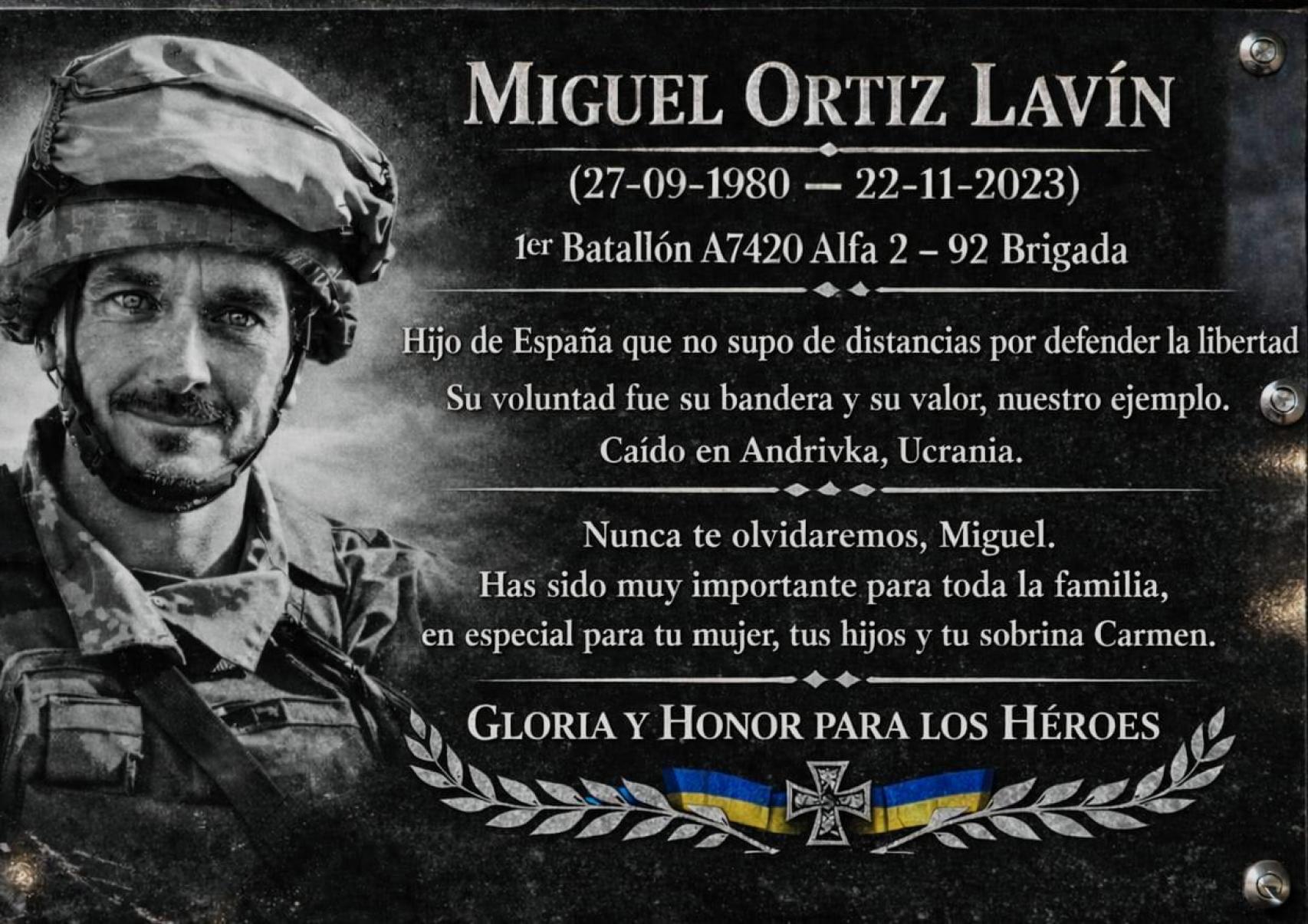 Placa conmemorativa en honor a Miguel Ortiz instalada en un cuartel ucraniano por varios militares españoles
