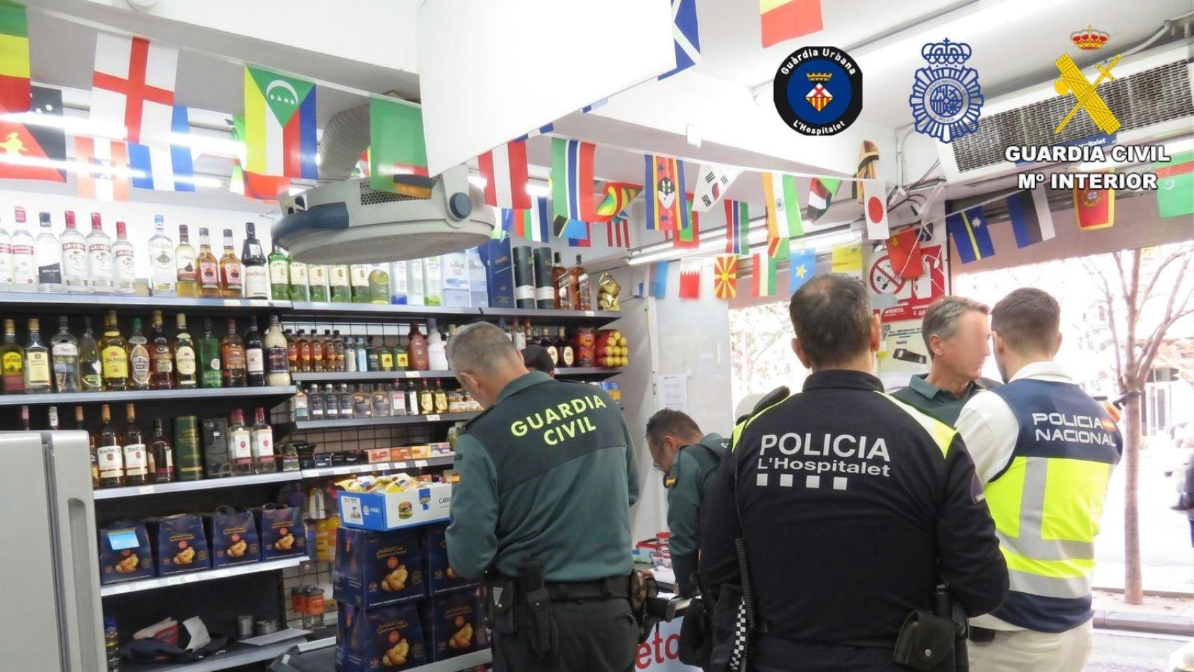 Agentes de policía durante la inspección de un supermercado en l'Hospitalet de Llobregat