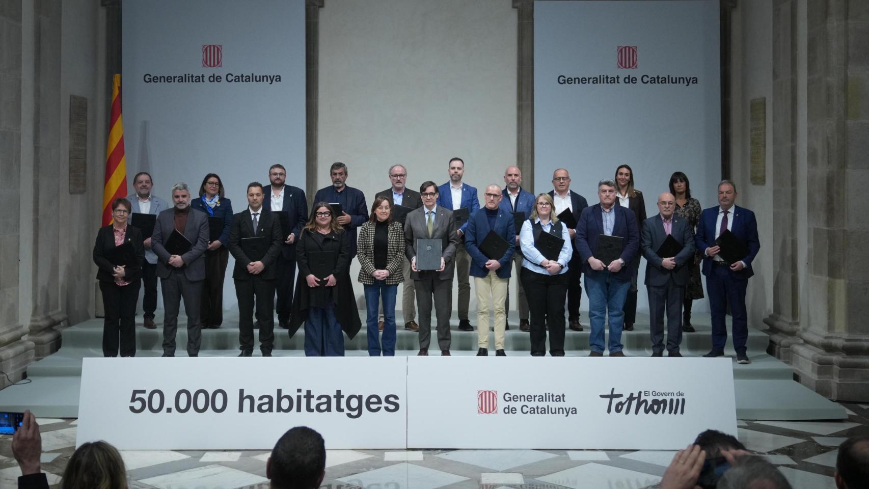 Imagen de familia de la firma de los diferentes convenios de colaboración para construir vivienda asequible entre el Govern de la Generalitat y 31 municipios catalanes
