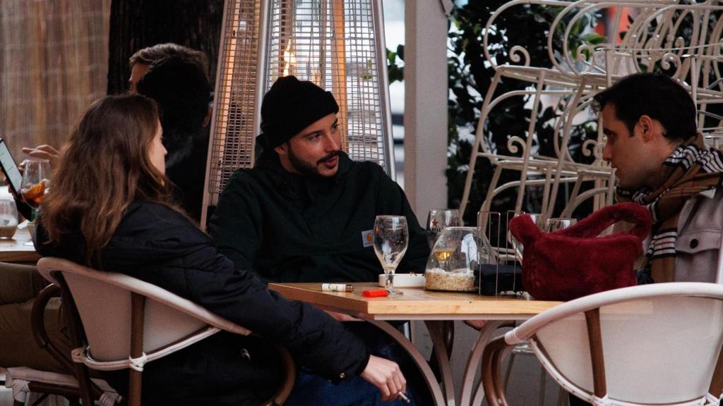 Tres joves amics prenen l'aperitiu amb unes cerveses