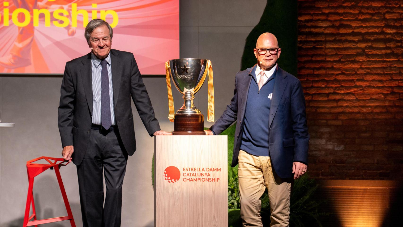 Jorge Villavecchia, director general de Damm, y Guy Kinnings, director ejecutivo del DP World Tour, presentan el trofeo del Estrella Damm Catalunya Championship