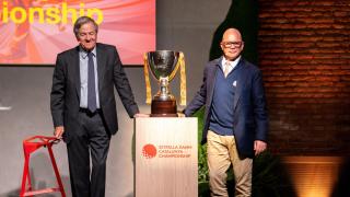 Jorge Villavecchia, director general de Damm, y Guy Kinnings, director ejecutivo del DP World Tour, presentan el trofeo del Estrella Damm Catalunya Championship