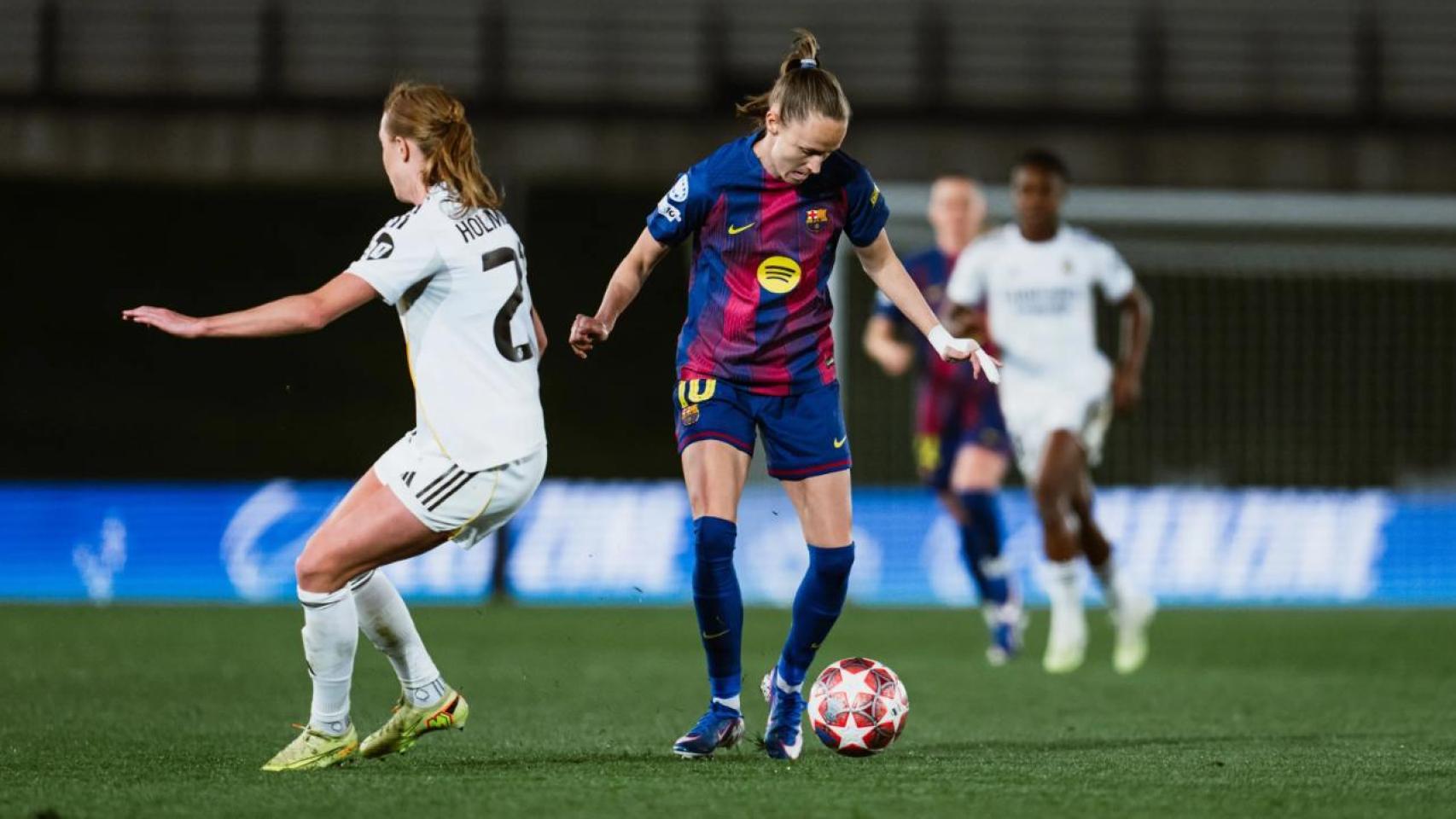Caroline Graham Hansen conduce el balón en el clásico Real Madrid-Barça Femenino