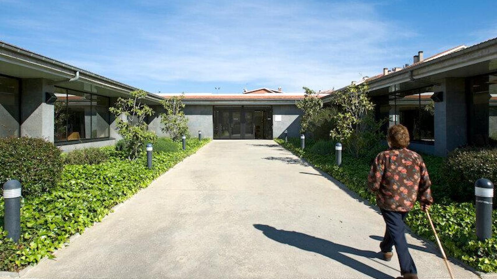 Una paciente, entrando en un dispositivo sanitario el Hospital de Mataró
