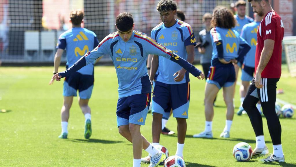 Pedri, Lamine Yamal, Unai Simón y Marc Cucurella, en un entrenamiento de la selección española.jpg