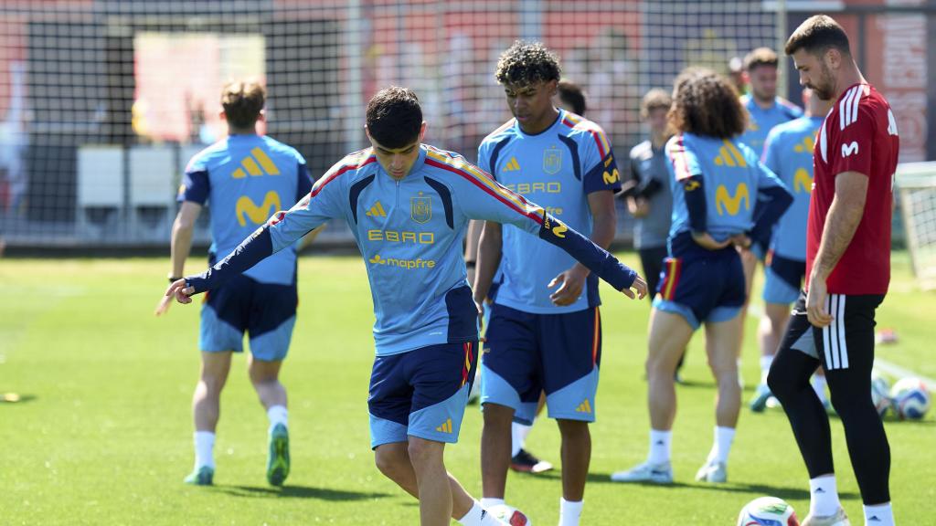 Pedri, Lamine Yamal, Unai Simón y Marc Cucurella, en un entrenamiento de la selección española.jpg