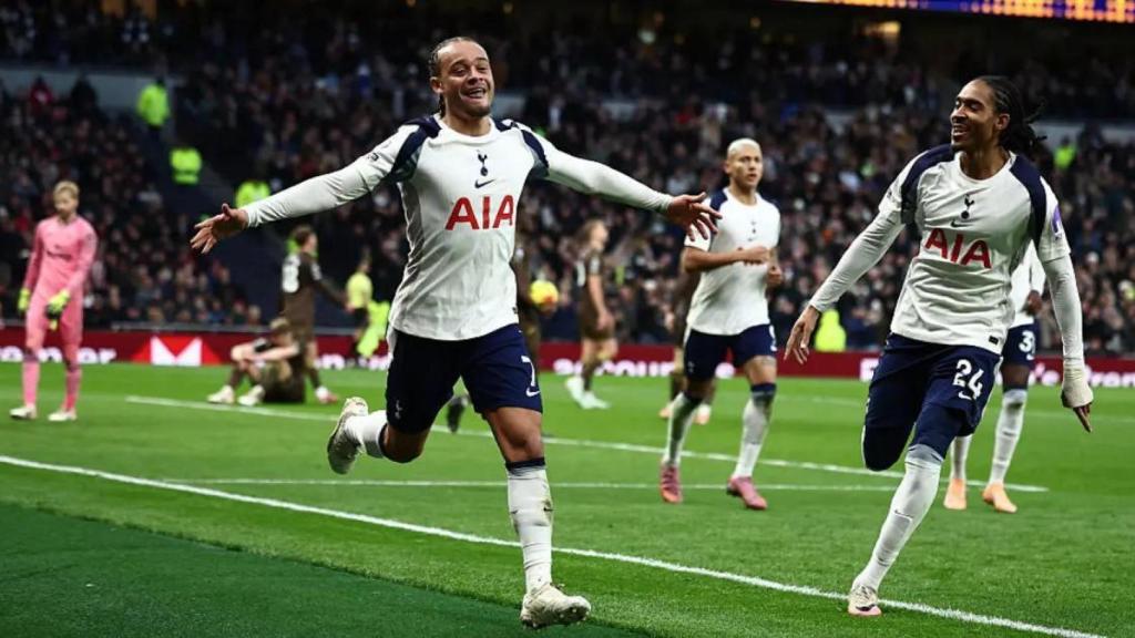 Xavi Simons celebra un gol con el Tottenham