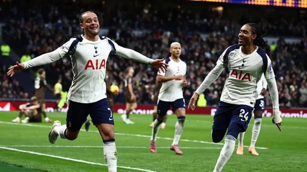 Xavi Simons celebra un gol con el Tottenham