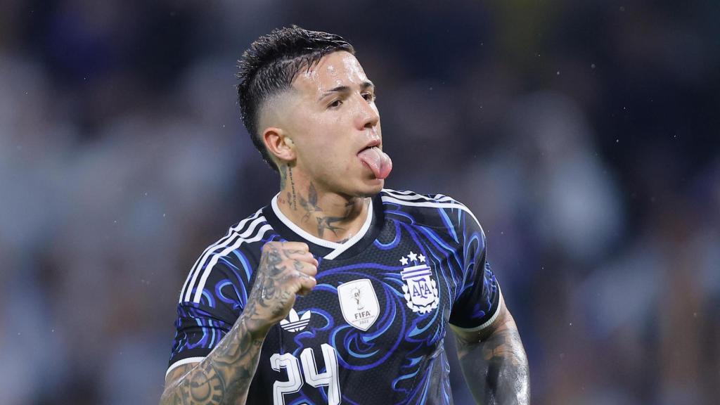 Enzo Fernández durante un partido con la selección argentina