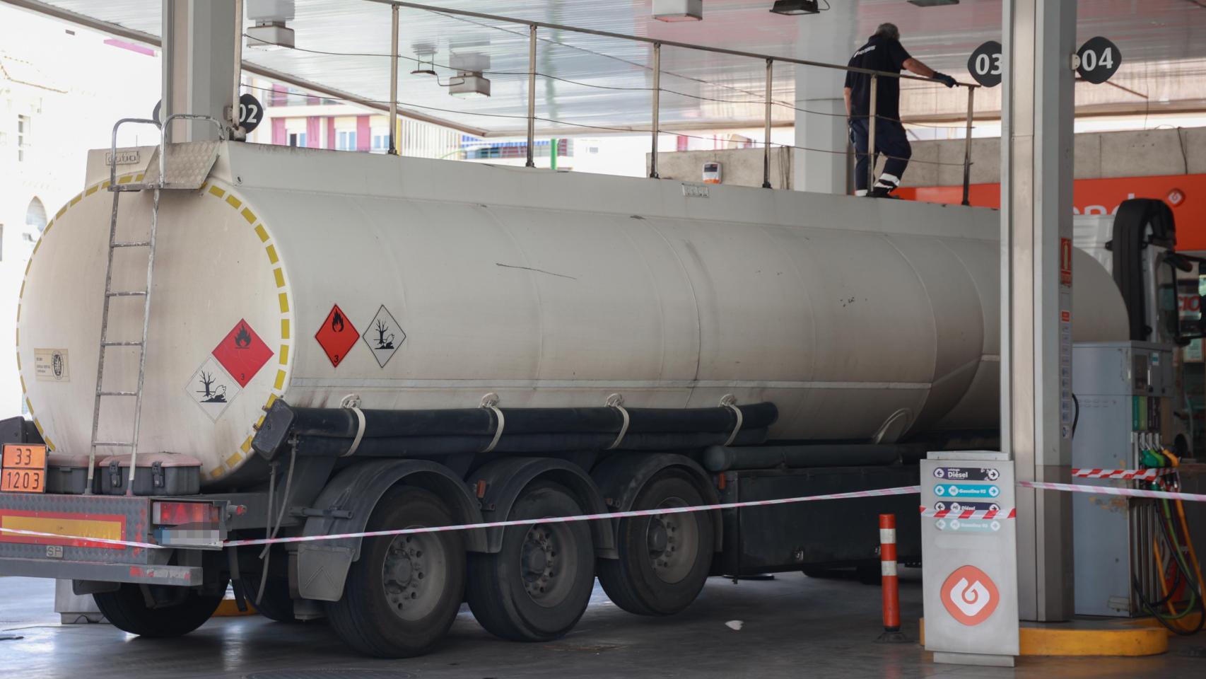 Un camión cisterna rellena el combustible de los depósitos de una gasolinera.jpg