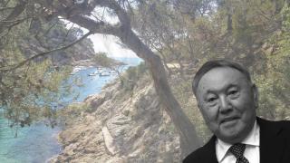 Un montaje con una fotografía del expresidente de Kazajistán, Nursultán Nazarbáyev, con un tramo del camino de ronda en Lloret de Mar de fondo