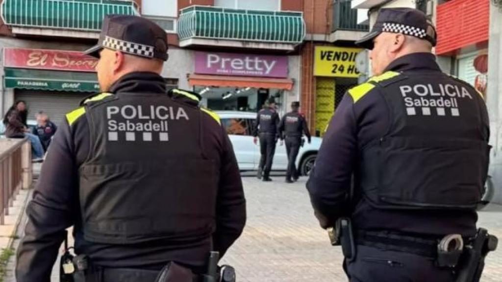 Dos agents de la Policia Municipal de Sabadell en una imatge d'arxiu