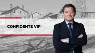 Gonzalo Baratech y una imagen de Mas Sallent, en Bolvir, una de las promociones de Laucirica