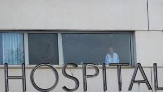 Una sanitaria en el Hospital de Mataró