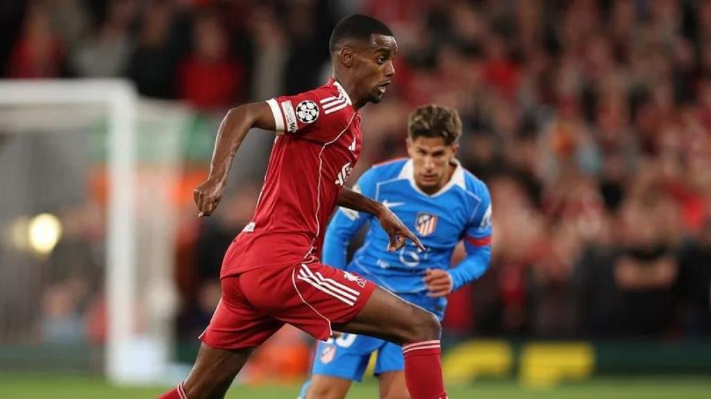 Alexander Isak en un partido del Liverpool