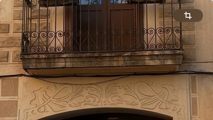 Puerta del restaurante Maravillas, en Les Corts, con una imagen de Johan Cruuyff.jpeg