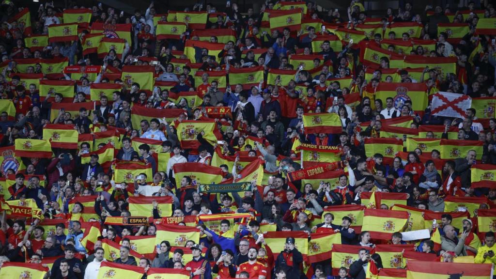 Aficionados españoles durante el partido amistoso que las selecciones de España y Egipto disputan este martes en el RCDE Stadium de Cornellá