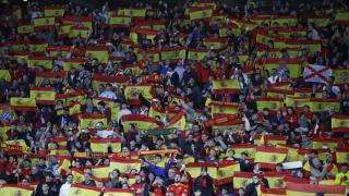 Aficionados españoles durante el partido amistoso que las selecciones de España y Egipto disputan este martes en el RCDE Stadium de Cornellá