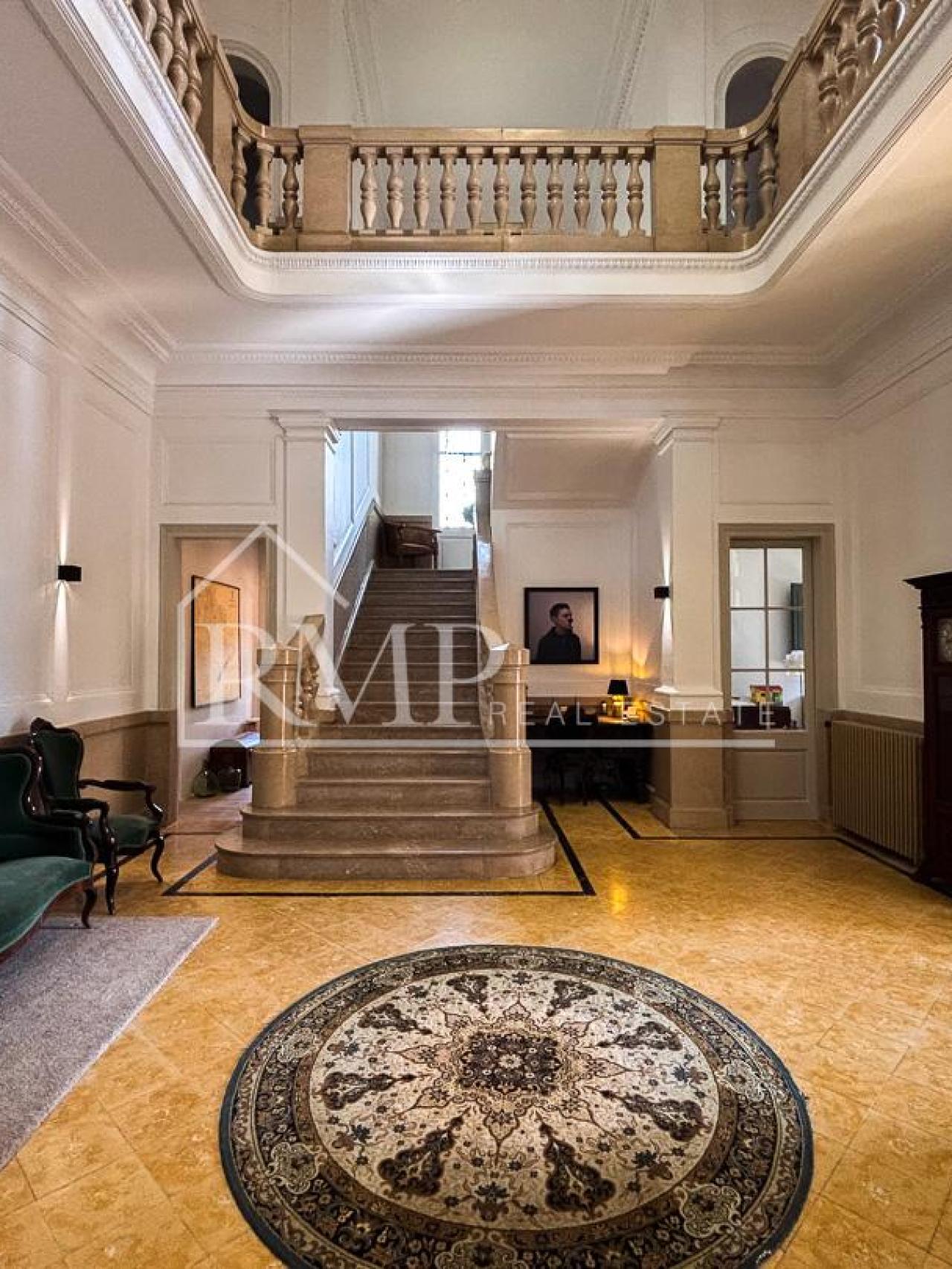 Hall d'una casa noucentista