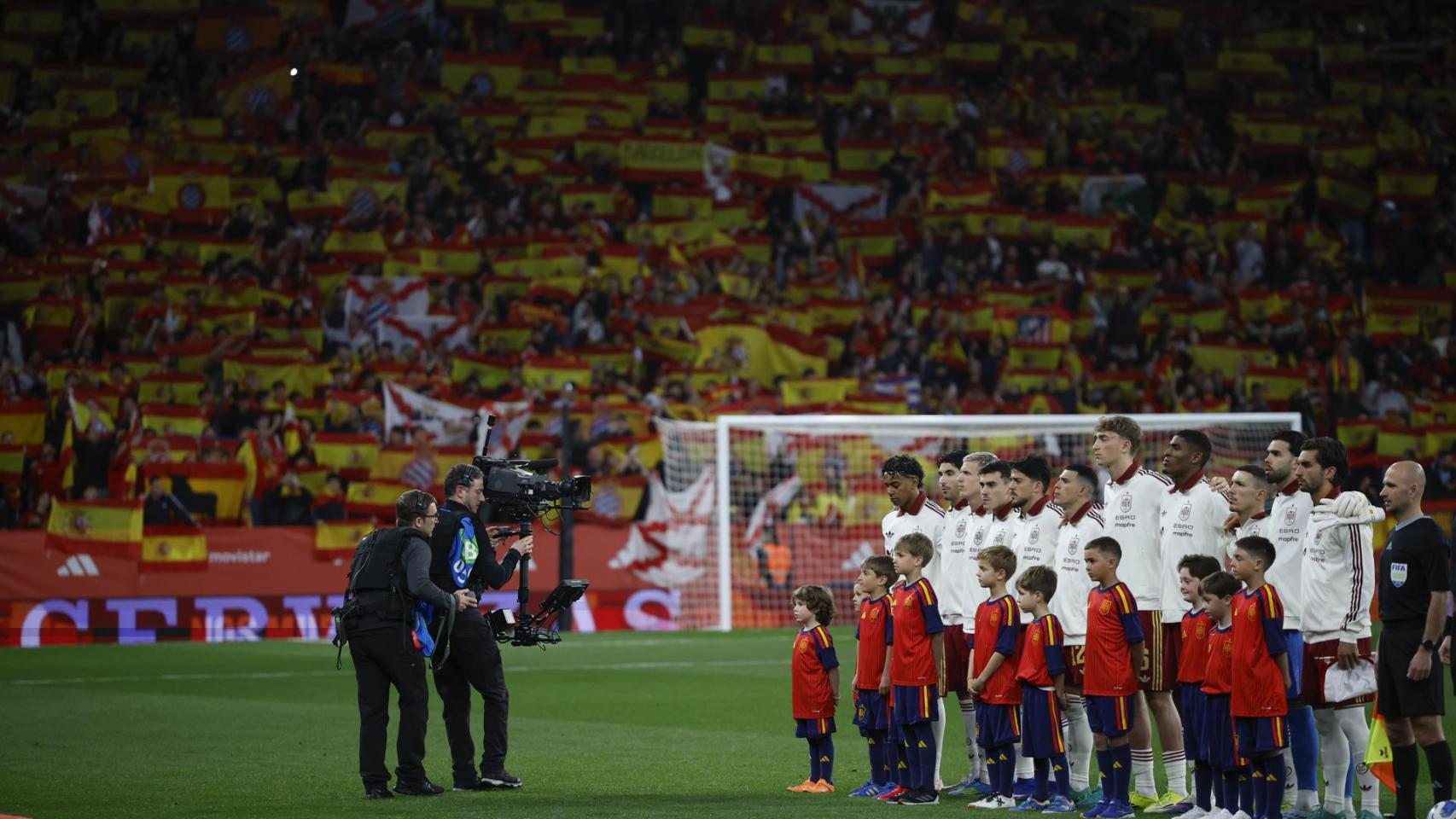 Los jugadores de la selección española momentos antes del partido amistoso que las selecciones de España y Egipto