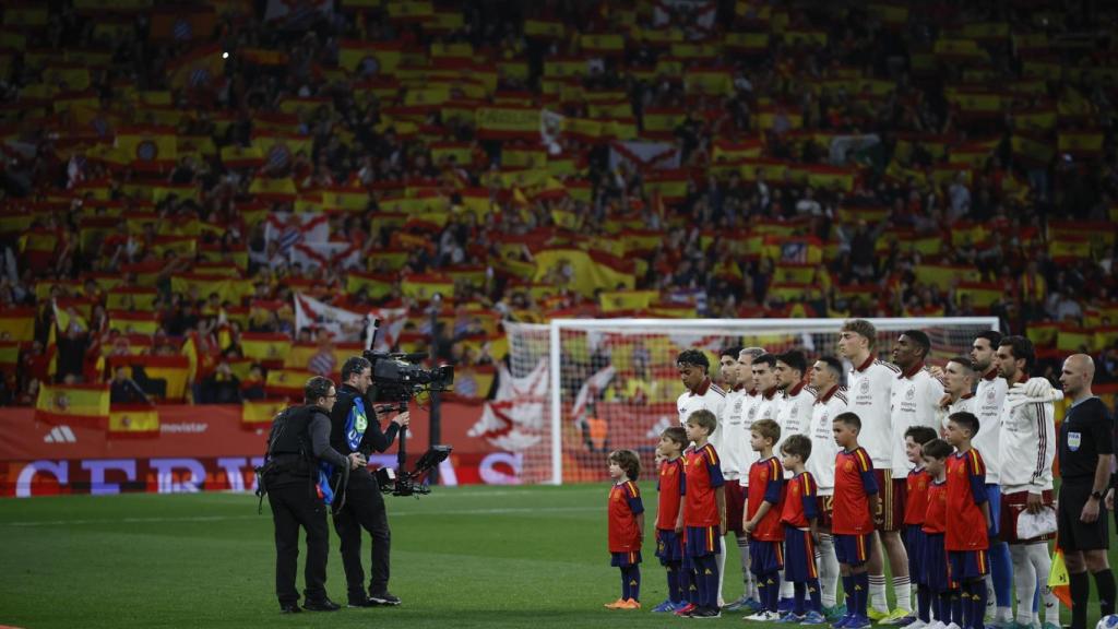 Los jugadores de la selección española momentos antes del partido amistoso que las selecciones de España y Egipto
