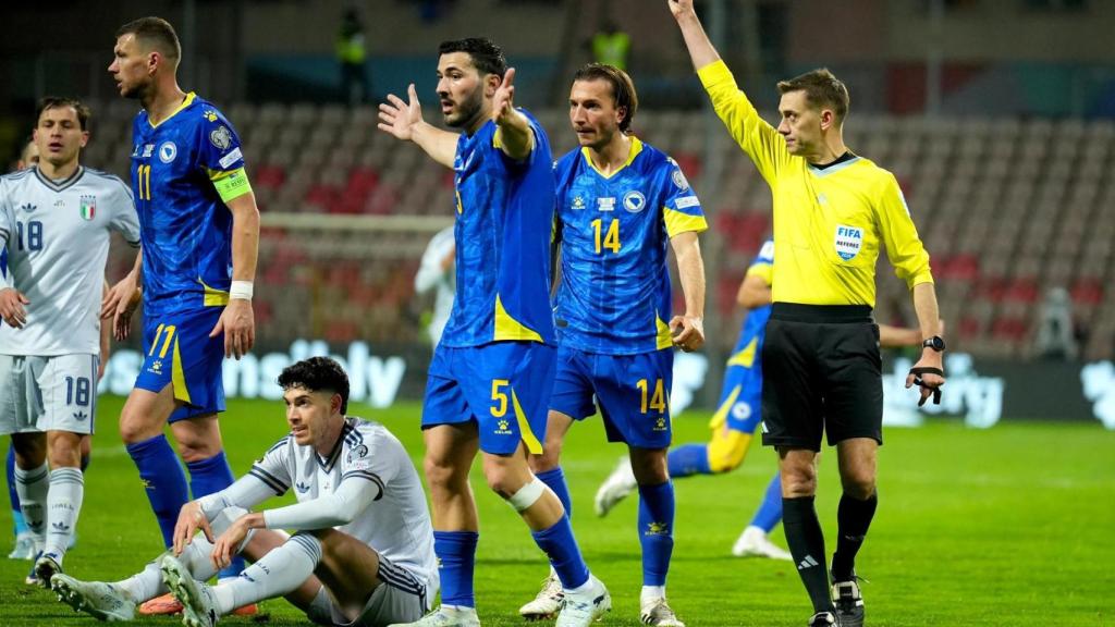Alessandro Bastoni, expulsado durante el Bosnia-Italia