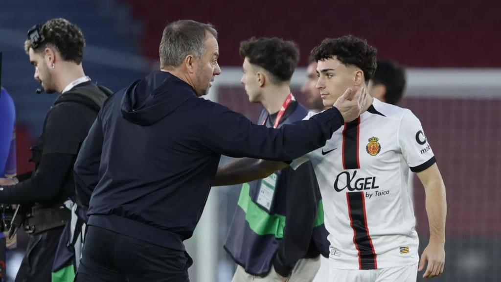 Hansi Flick saluda Jan Virgili després del Barça-Mallorca