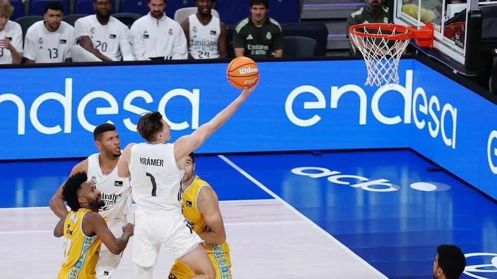 David Kramer, jugador del Reial Madrid de bàsquet, intenta anotar