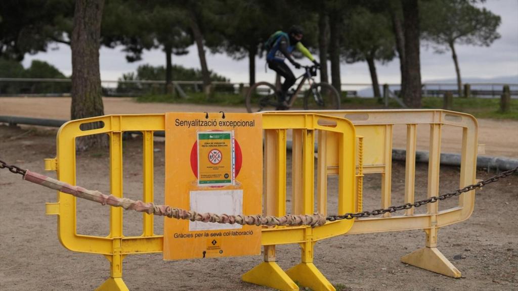 Una valla indica la prohibición del acceso al Parque Natural de Collserola, a 12 de marzo de 2026
