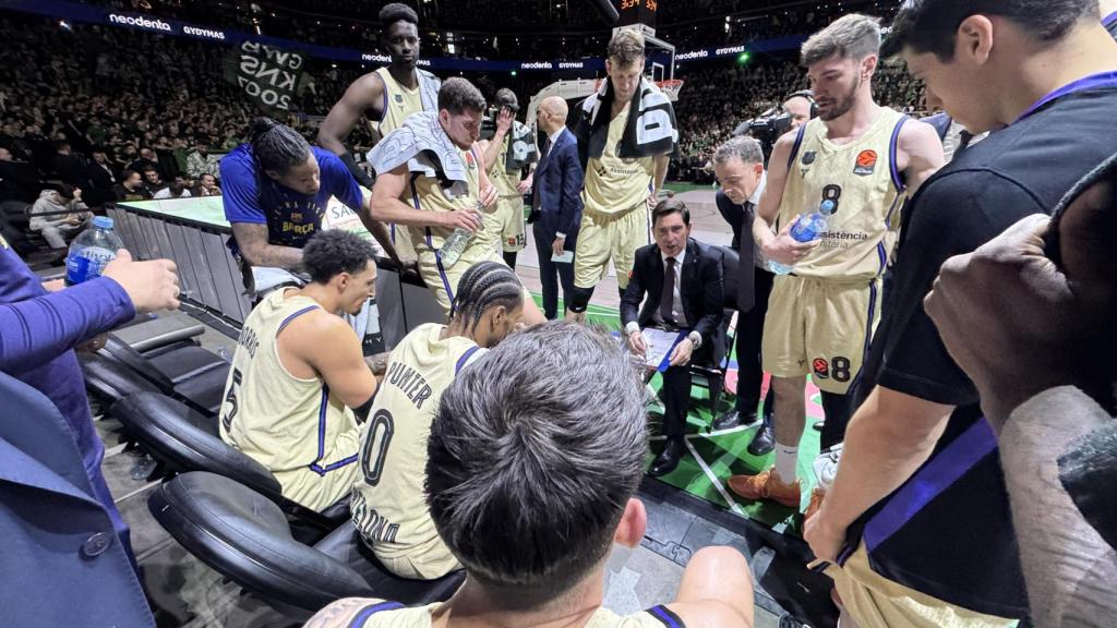 Los jugadores del Barça de basket, en un tiempo muerto durante la derrota en Euroliga contra el Zalgiris Kaunas