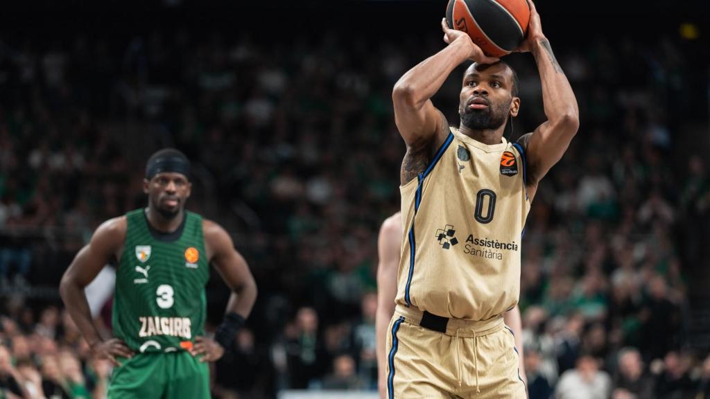 Kevin Punter llança un tir lliure davant la mirada de Sylvain Francisco en el Zalgiris Kaunas-Barça de bàsquet