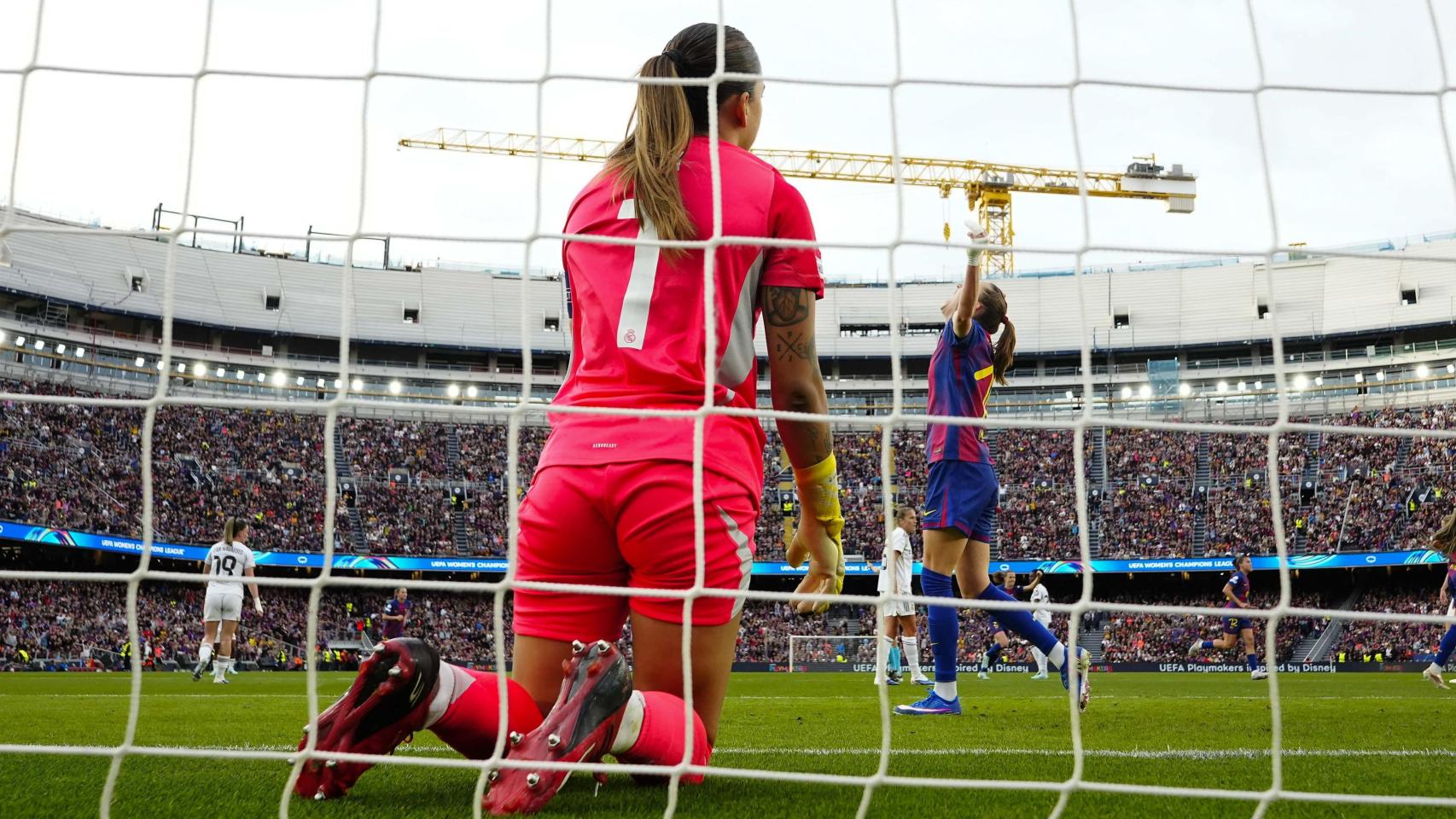 La celebración de Ewa Pajor, después de superar a la portera Misa Rodríguez en el clásico Barça Femenino-Real Madrid