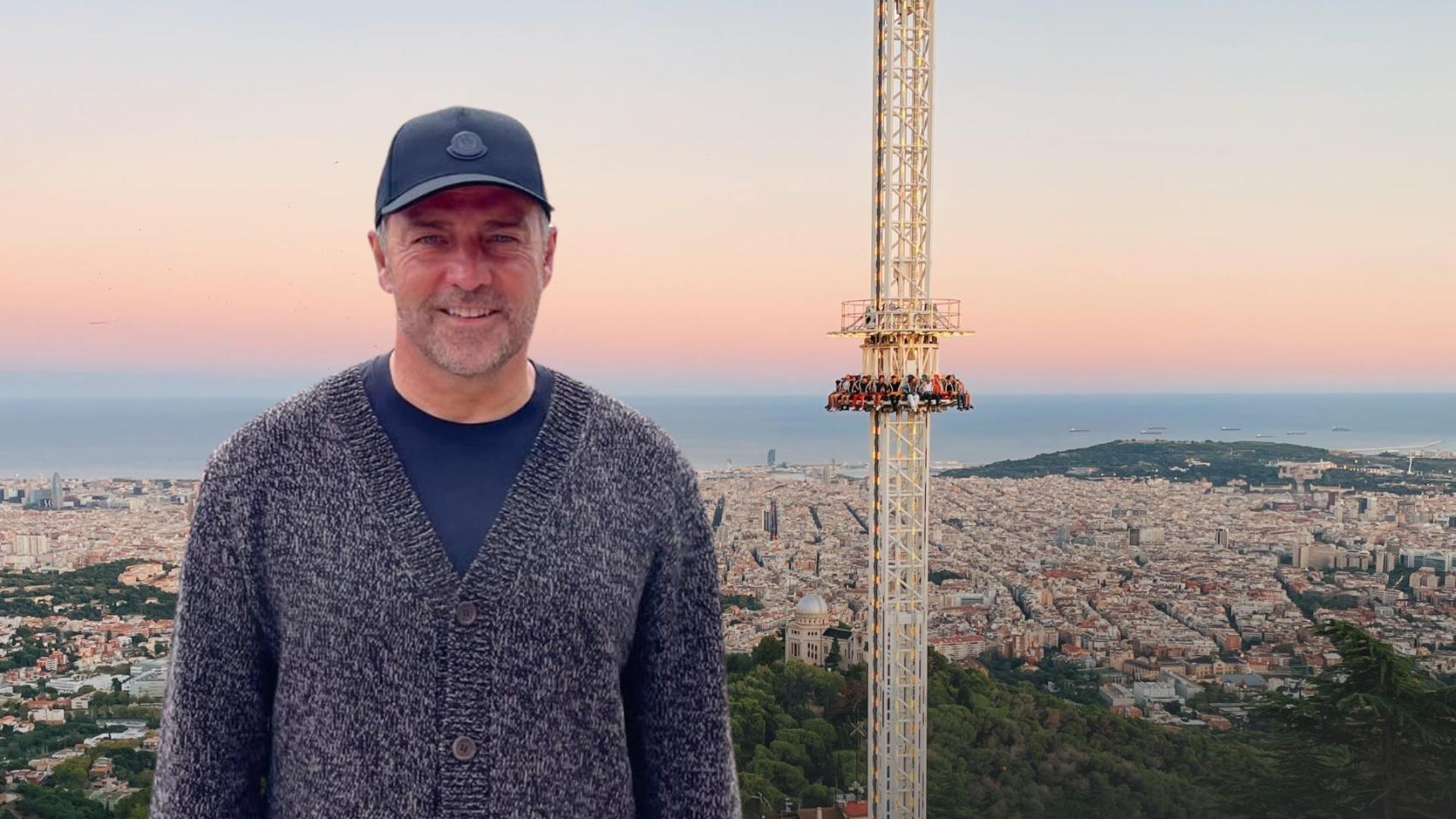 Hansi Flick con la ciudad de Barcelona de fondo, en un fotomontaje