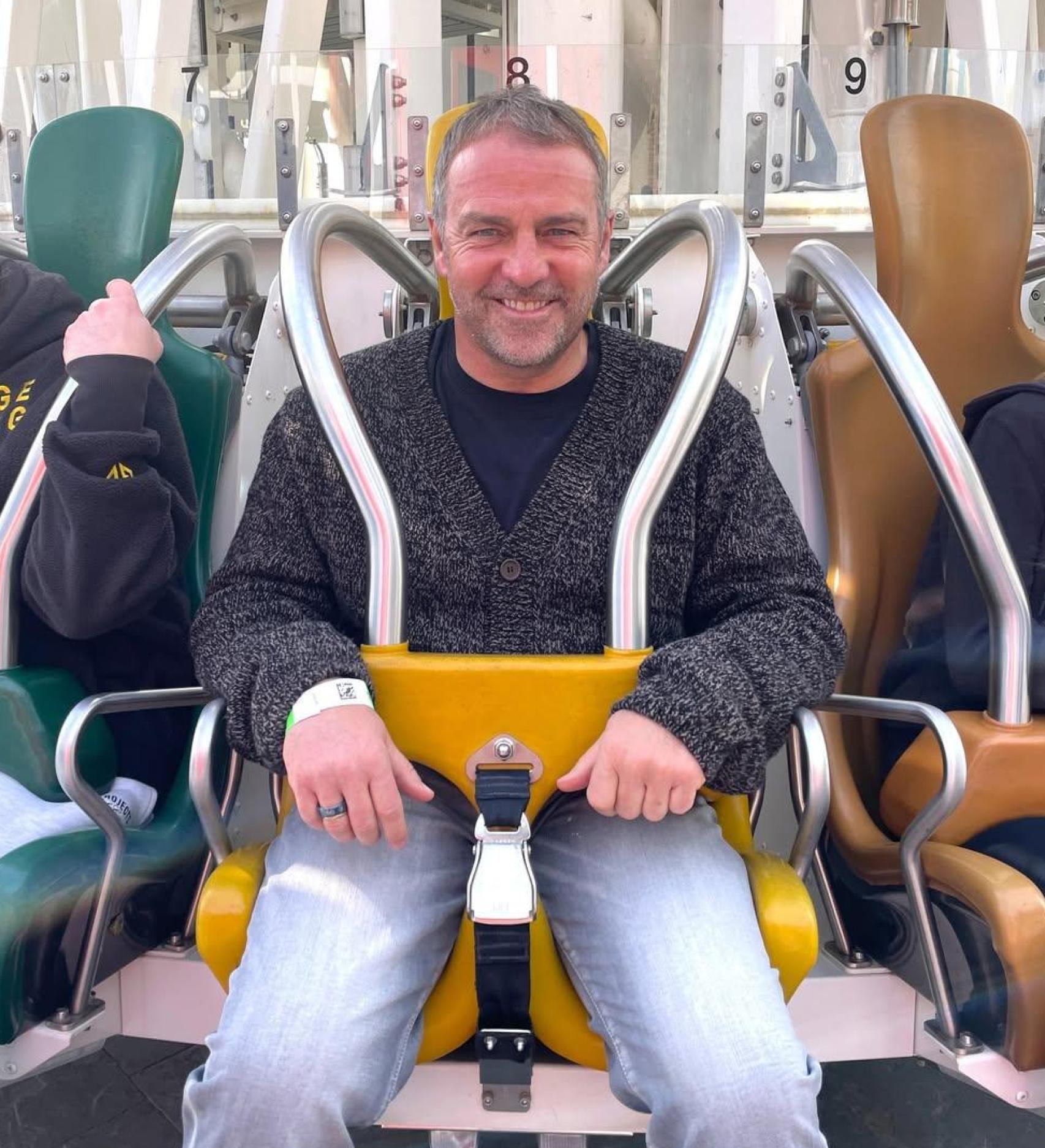 Hansi Flick, pujat en una atracció del Tibidabo