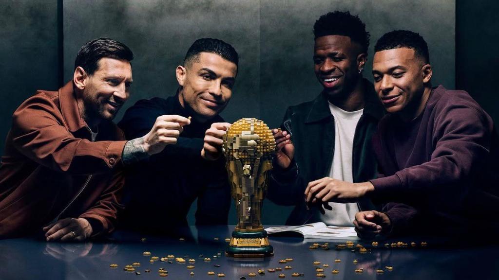 Leo Messi, Cristiano Ronaldo, Vinicius Jr y Kylian Mbappé en un spot publicitario de LEGO